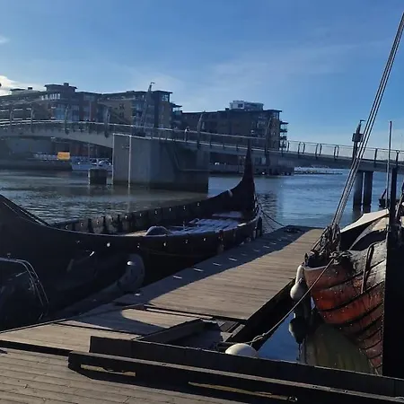 Sjarmerende I Hjerte Av By *