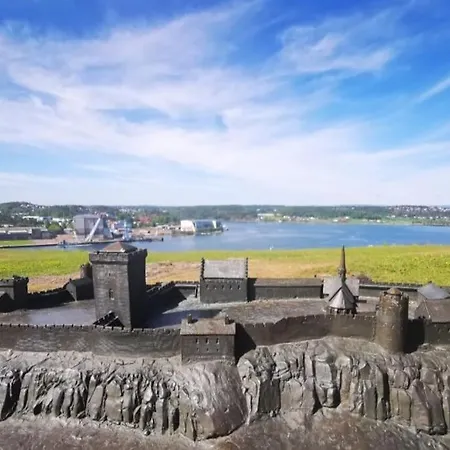 Sjarmerende I Hjerte Av By *