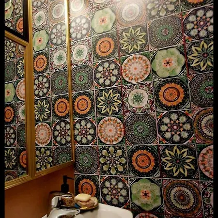 Sjarmerende I Hjerte Av By *