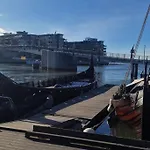 Sjarmerende I Hjerte Av By *