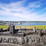 Sjarmerende I Hjerte Av By *